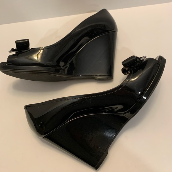 PRADA BLACK SCAMASCO PATENT BOW WEDGE SANDAL 8 - Picture 3 of 7